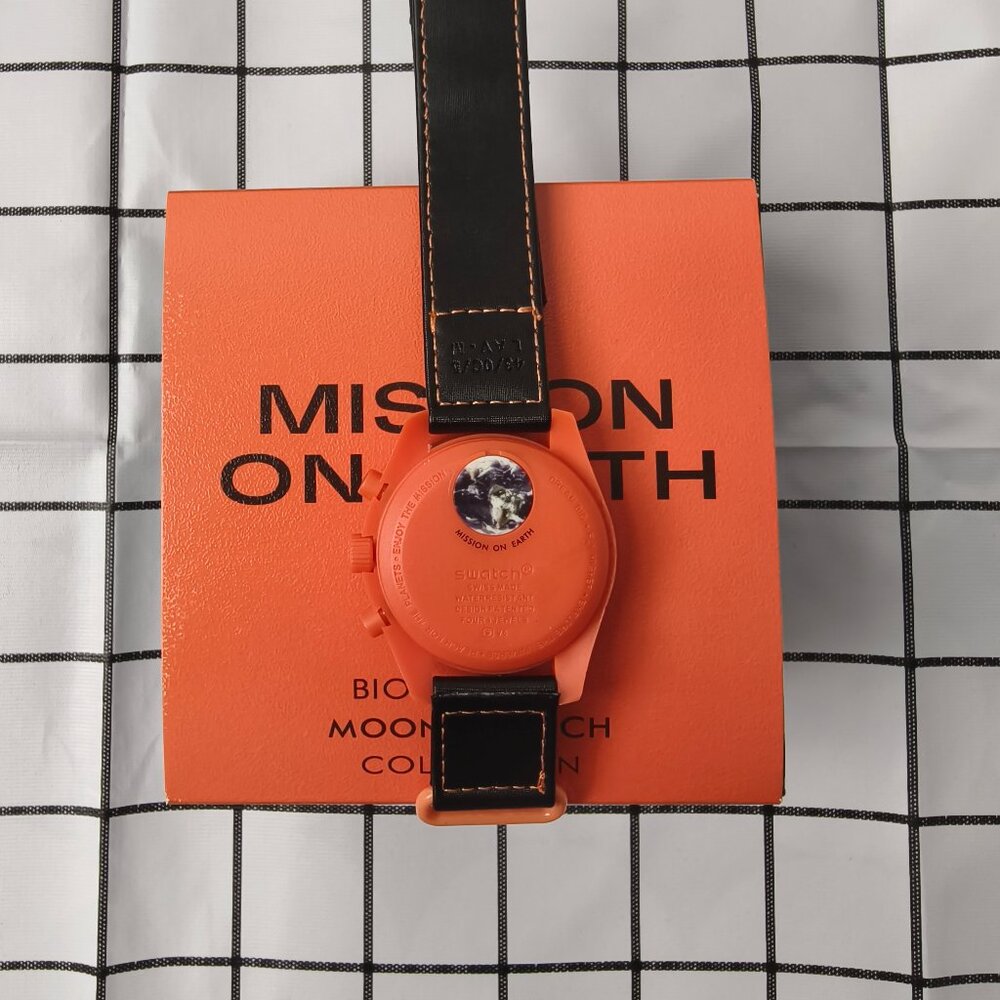 Swatch x Omega MoonSwatch Mission to Earth Lava - Picture 5 of 6
